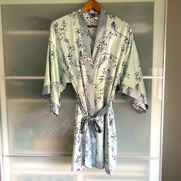 New Victoria’s Secret Satin Robe, M/L